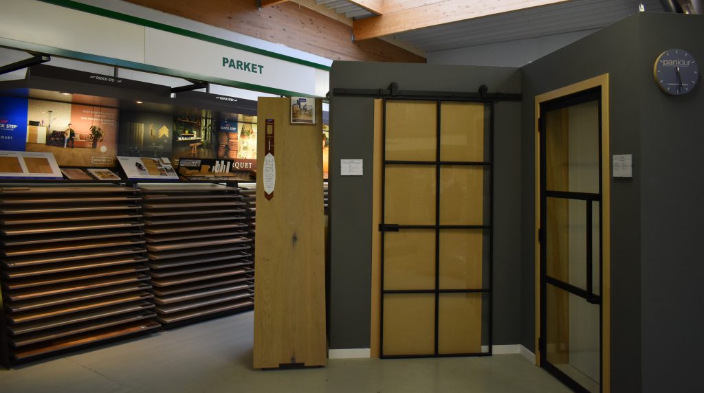 Toebehoren — plinten en deurbeslag in toonzaal