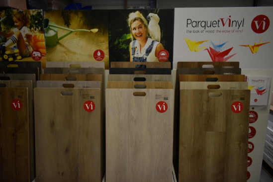 Parket-detail — een eiken plank, gefotografeerd in zijlicht.